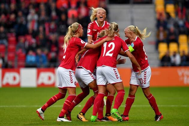 Fußball, Frauen EM, Norwegen - Dänemark SOCCER - UEFA EURO EM Europameisterschaft Fussball 2017, NOR vs DEN DEVENTER,NETHERLANDS,24.JUL.17 - WOMEN SOCCER - UEFA Women s European Championship EM Europameisterschaft 2017, Group A, Norway vs Denmark. Image shows the rejoicing of DEN. GEPAxpictures xFlorianxErtl