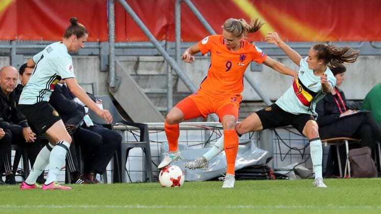 Fußball, Frauen EM, Belgien - Niederlande v.li.: Heleen Jaques (Belgien, 3), Vivianne Miedema (Holland, 9), Tessa Wullaert (Belgien, 9), Zweikampf, Duell, duel, tackle, tackling, Dynamik, Action, Aktion, Fussball, UEFA Women s EURO 2017, Belgien - Niederlande, xozx