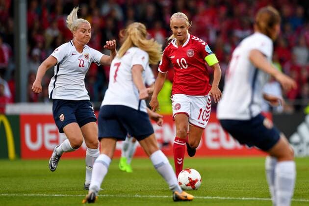 Fußball, Frauen EM, Norwegen - Dänemark SOCCER - UEFA EURO EM Europameisterschaft Fussball 2017, NOR vs DEN DEVENTER,NETHERLANDS,24.JUL.17 - WOMEN SOCCER - UEFA Women s European Championship EM Europameisterschaft 2017, Group A, Norway vs Denmark. Image shows Line Johansen, Ingrid Schjelderup (NOR) and Pernille Harder (DEN). GEPAxpictures xFlorianxErtl