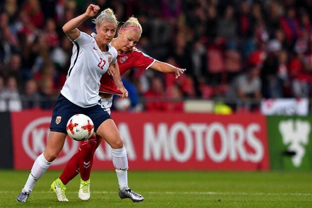 Fußball, Frauen EM, Norwegen - Dänemark SOCCER - UEFA EURO EM Europameisterschaft Fussball 2017, NOR vs DEN DEVENTER,NETHERLANDS,24.JUL.17 - WOMEN SOCCER - UEFA Women s European Championship EM Europameisterschaft 2017, Group A, Norway vs Denmark. Image shows Line Jensen (DEN) and Ingrid Marie Spord (NOR). GEPAxpictures xFlorianxErtl