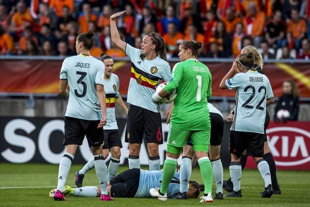 Fußball, Frauen EM, Belgien - Niederlande TILBURG - 24-07-2017. EK vrouwenvoetbal, Woman s Euro 2017, groepswedstrijd Belgie - Nederland. Blessure bij Maud Coutereels. Belgie - Nederland  x1654691x