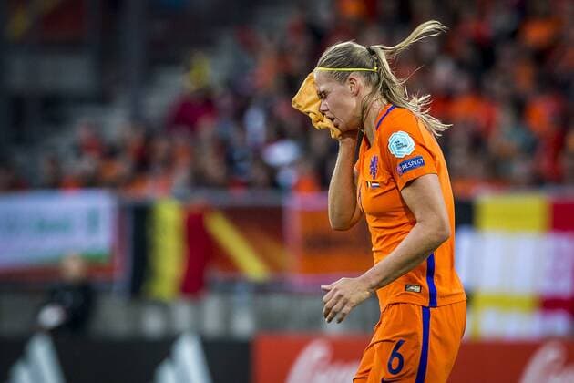 Fußball, Frauen EM, Belgien - Niederlande TILBURG - 24-07-2017. EK vrouwenvoetbal, Woman s Euro 2017, groepswedstrijd Belgie - Nederland. Anouk Dekker snel naar de kleedkamer voor medische behandeling. Belgie - Nederland  x1654692x