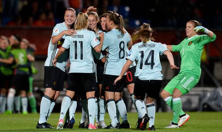 Fußball, Frauen EM, Belgien - Niederlande Belgium s Tessa Wullaert (C) celebrates with her teammates after winning a soccer game between Belgian national women s soccer team Red Flames and The Netherlands, the third game in group A in the group stage of the Women s European Championship EM Europameisterschaft 2017 in the Netherlands, Monday 24 July 2017 in Tilburg, The Netherlands. DAVIDxCATRY  x05138156x