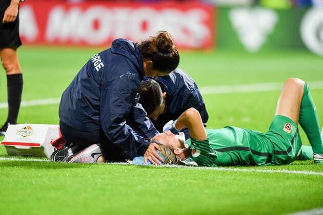 Fußball, Frauen EM, Norwegen - Dänemark Ingrid Hjelmseth (Hjelmseth, Torwart, Norwegen,Norway) (1) verletzt sich und wird auf dem Feld behandelt und verarztet. - schmerzerfülltes Gesicht - beisst in Handschuh, Fussball, UEFA Women s EURO 2017, Norwegen - Dänemark, xmkx