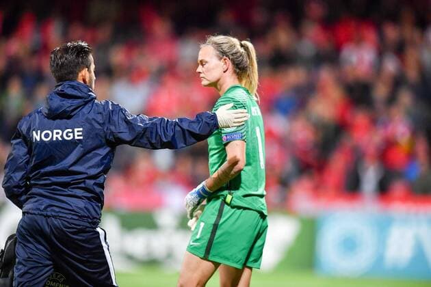 Fußball, Frauen EM, Norwegen - Dänemark Ingrid Hjelmseth (Hjelmseth, Torwart, Norwegen,Norway) (1) spielt weiter nach Verletzungsbehandlung, Fussball, UEFA Women s EURO 2017, Norwegen - Dänemark, xmkx
