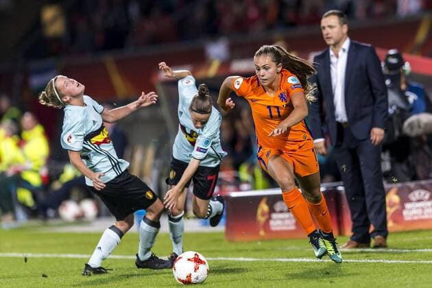 TILBURG - 24-07-2017. EK vrouwenvoetbal, Woman s Euro 2017, groepswedstrijd Belgie - Nederland. Lieke Martens is Elke Van Gorp te snel af. Belgie - Nederland  x1654854x