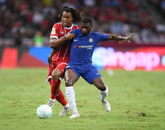 FUSSBALL 1. BUNDESLIGA SAISON 2017 2018 Audi Football Summer Tour China Singapur 2017 FC Bayern Muenchen 25.07.2017 Tag 10; FC Bayern Muenchen - FC Chelsea London Renato Sanches (li, FC Bayern Muenchen) gegen Jeremie Boga (FC Chelsea) Foto: Pressefoto ULMER Markus Ulmer xxNOxMODELxRELEASx Singapur 