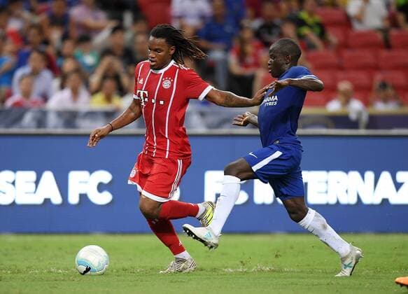 FUSSBALL 1. BUNDESLIGA SAISON 2017 2018 Audi Football Summer Tour China Singapur 2017 FC Bayern Muenchen 25.07.2017 Tag 10; FC Bayern Muenchen - FC Chelsea London Renato Sanches (li, FC Bayern Muenchen) gegen N Golo Kante (FC Chelsea) Foto: Pressefoto ULMER Markus Ulmer xxNOxMODELxRELEASxx Singapur 