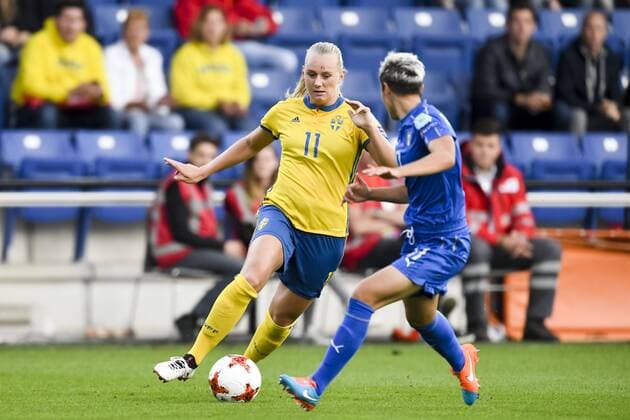 170725 Sveriges Stina Blackstenius och Italiens Federica Di Criscio under matchen mellan Sverige och Italien under dag 10 av fotbolls-EM den 25 juli 2017 i Doetinchem.  Copyright: CARLxSANDIN BB170725CS027