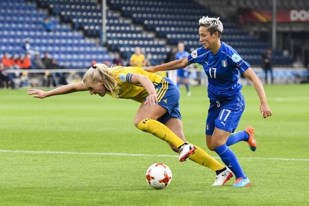 170725 Sveriges Stina Blackstenius far straff efter situation med Italiens Federica Di Criscio matchen mellan Sverige och Italien under dag 10 av fotbolls-EM den 25 juli 2017 i Doetinchem.  Copyright: CARLxSANDIN BB170725CS036