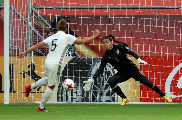 Niederlande, Utrecht, Stadion Galgenwaard, 25.07.2017, Fußball, UEFA WEURO, Russland - Deutschland Bild: Babett Peter (Deutschland, 5) lk. erzielt per Strafstoß das 1:0, Goalkeeper Tatiana Shcherbak (Russia, 1) ist machtlos Copyright: HMBxMedia xHeikoxBecker