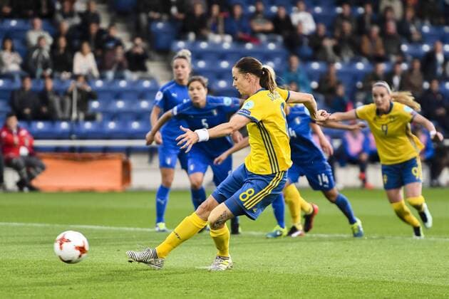 170725 Sveriges Lotta Schelin gör 1-1 pa straff i matchen mellan Sverige och Italien under dag 10 av fotbolls-EM den 25 juli 2017 i Doetinchem.  Copyright: CARLxSANDIN BB170725CS037