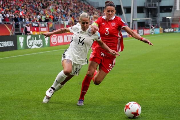 v.li.: Anna Blässe (Anna Blaesse, DFB-Frauen, 14), Anna Kozhnikova (Russland, 3), Zweikampf, Duell, duel, tackle, tackling, Dynamik, Action, Aktion, Fussball, UEFA Women s EURO 2017, Russland - Deutschland, xozx