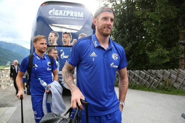 25.07.2017, Fussball GER, 1. Bundesliga Saison 2017 2018, Trainingslager des FC Schalke 04 in Mittersill, Ankunft der Schalker Spieler im Team Hotel, Torwart Ralf Faehrmann, Ralf Fährmann (Schalke 04), links Benedikt Hoewedes, Benedikt Höwedes (Schalke 04)