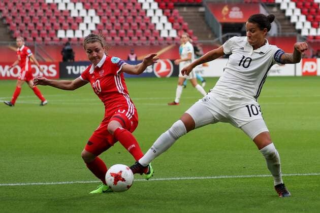 v.li.: Margarita Chernomyrdina (Russland, 20), Dzsenifer Marozsan (DFB-Frauen, 10), Zweikampf, Duell, duel, tackle, tackling, Dynamik, Action, Aktion, Fussball, UEFA Women s EURO 2017, Russland - Deutschland, xozx