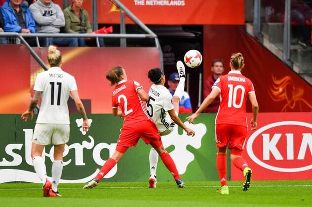 Sara Doorsoun-Khajeh (Deutschland , Germany , DFB-Frauen )(15) stoppt den Ball artistisch in der Luft vor Natalia Solodkaia (Russland, Russia) (2), Fussball, UEFA Women s EURO 2017,Russland - Deutschland, xmkx