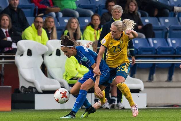 (L-R) Barbara Bonansea of Italy Women, Elin Rubensson of Sweden women during the UEFA WEURO 2017 Group B group stage match between Sweden and Italy at the Vijverberg stadium on July 25, 2017 in Doetinchem, The Netherlands Women: Sweden v Italy UEFA WEURO 2017 2017 2018 xVIxVIxImagesx xGerritxvanxKeulenxIVx 8310477