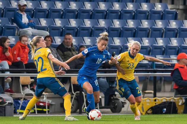 (L-R) Olivia Schough of Sweden women, Martina Rosucci of Italy Women, Elin Rubensson of Sweden women during the UEFA WEURO 2017 Group B group stage match between Sweden and Italy at the Vijverberg stadium on July 25, 2017 in Doetinchem, The Netherlands Women: Sweden v Italy UEFA WEURO 2017 2017 2018 xVIxVIxImagesx xGerritxvanxKeulenxIVx 8310481
