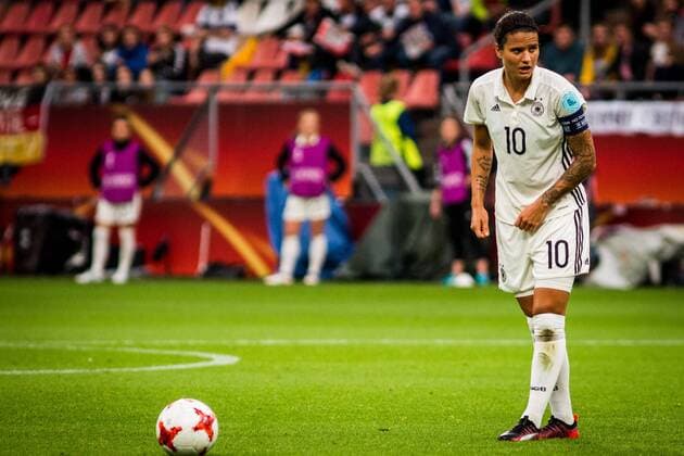 NLD, Tilburg, UEFA Women s Euro 2017, Russland (RUS) vs Deutschland (GER) 25.07.2017, Stadion Galgenwaard, Utrecht, NLD, Tilburg, UEFA Women s Euro 2017, Russland (RUS) vs Deutschland (GER), im Bild picture shows Freistoss durch Dzsenifer Marozsan (Deutschland 10) (Germany 10), nordphotox xRauch nph00251