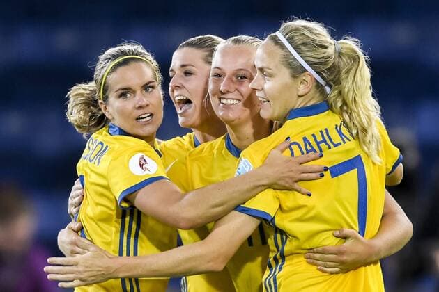 170725 Sveriges Hanna Folkesson , Olivia Schough , Stina Blackstenius och Lisa Dahlkvist jublar efter 2-2 i matchen mellan Sverige och Italien under dag 10 av fotbolls-EM den 25 juli 2017 i Doetinchem.  Copyright: CARLxSANDIN BB170725CS066