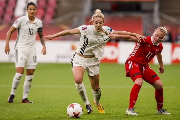 UTRECHT - 25-07-2017, EK Vrouwenvoetbal 2017, Women s Euro 2017, Stadion De Galgenwaard , Groepswedstrijd Rusland - Duitsland , Duitsland speelster Carolin Simon (l) in duel met Rusland speelster Ekaterina Sochneva (r) Rusland - Duitsland  x1655347x