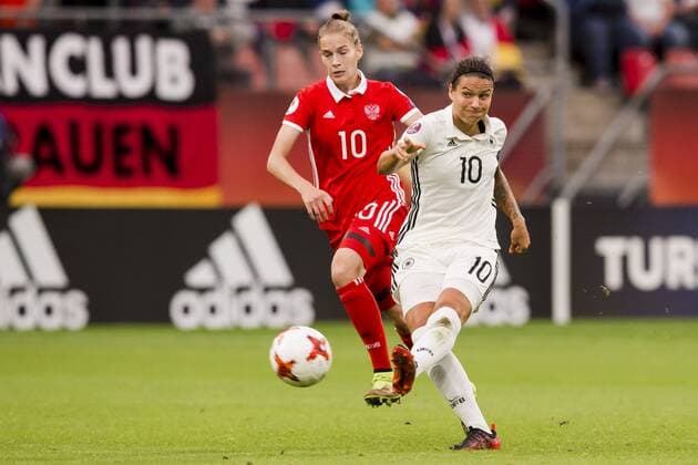 UTRECHT - 25-07-2017, EK Vrouwenvoetbal 2017, Women s Euro 2017, Stadion De Galgenwaard , Groepswedstrijd Rusland - Duitsland , Rusland speelster Nadezhda Smirnova (l) Duitsland speelster Dzsenifer Marozsan (r) Rusland - Duitsland  x1655352x