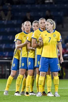 Bilder des Tages - SPORT Fußball, Frauen EM, Schweden - Italien 170725 Sveriges Stina Blackstenius , Linda Sembrant , Fridolina Rolfö och Lisa Dahlkvist inväntar hörnspark i matchen mellan Sverige och Italien under dag 10 av fotbolls-EM den 25 juli 2017 i Doetinchem.  Copyright: CARLxSANDIN BB170725CS079