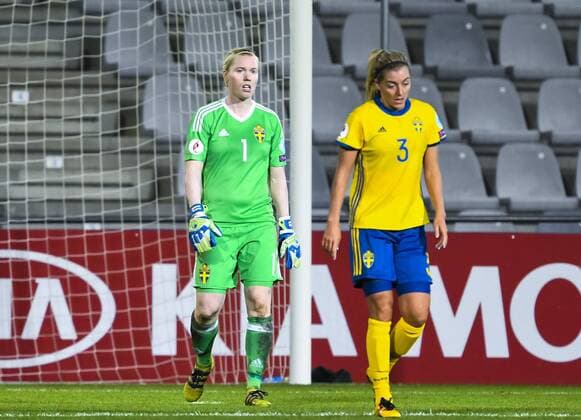 Fußball, Frauen EM, Schweden - Italien 170725 Sveriges malvakt Hedvig Lindahl och Linda Sembrant deppar efter Italiens ledningsmal 2-3 i matchen mellan Sverige och Italien under dag 10 av fotbolls-EM den 25 juli 2017 i Doetinchem.  Copyright: CARLxSANDIN BB170725CS091