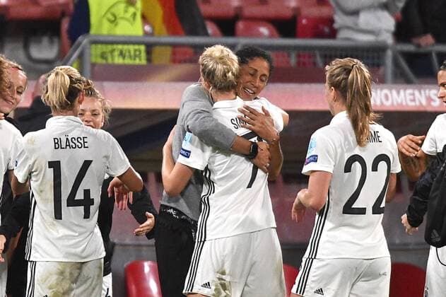 Russia Women v Germany Women UEFA Women s Euros 2017 Germany manager Steffi Jones congratulates Carolin Simon of Germany following the UEFA Women s Euros 2017 match at Stadion Galgenwaard, Utrecht Copyright: xKristianxKanex FIL-10438-0044 UK Newspapers OUT