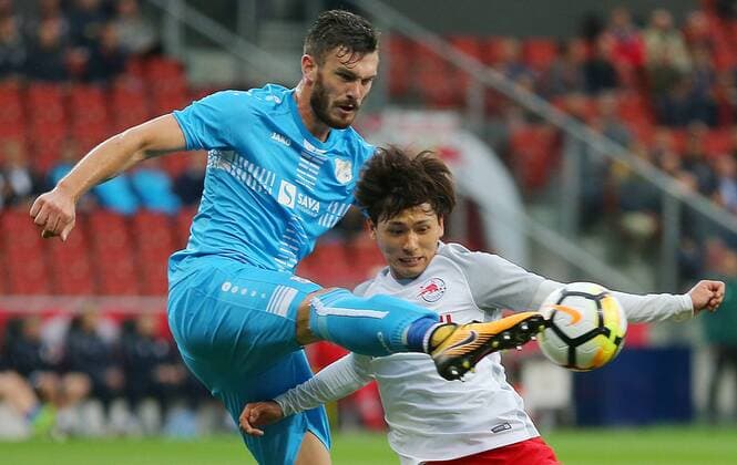 SOCCER - UEFA CL quali, RBS vs Rijeka SALZBURG,AUSTRIA,26.JUL.17 - SOCCER - UEFA Champions League qualification, Red Bull Salzburg vs HNK Rijeka. Image shows Josip Elez (Rijeka) and Takumi Minamino (RBS). GEPAxpictures xThomasxBachun