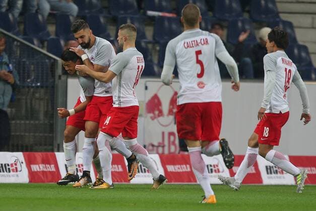 SOCCER - UEFA CL quali, RBS vs Rijeka SALZBURG,AUSTRIA,26.JUL.17 - SOCCER - UEFA Champions League qualification, Red Bull Salzburg vs HNK Rijeka. Image shows the rejoicing of Hee Chan Hwang (RBS) and his team mates. GEPAxpictures xThomasxBachun