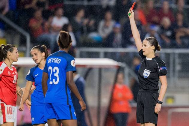 Bilder des Tages - SPORT Eve Perisset of France women geta a red card during the UEFA WEURO 2017 Group C group stage match between Switzerland and France at the Rat Verlegh stadium on July 26, 2017 in Breda, The Netherlands Women: Switzerland v France UEFA WEURO 2017 2017 2018 xVIxVIxImagesx xGerritxvanxKeulenxIVx 8317067