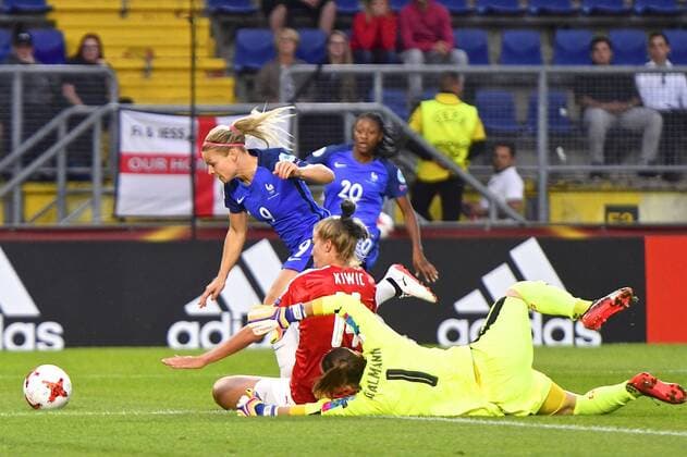 Switzerland v France UEFA Women s Euros 2017 Switzerland goalkeeper GaÃ«lle Thalmann saves at the feet of Eugenie Le Sommer of France during the UEFA Women s Euros 2017 match at the Rat Verlegh Stadion, Breda Copyright: xKristianxKanex FIL-10443-0012 UK Newspapers OUT