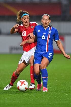 SOCCER - UEFA EURO EM Europameisterschaft Fussball 2017, ISL vs AUT ROTTERDAM,NETHERLANDS,26.JUL.17 - WOMEN SOCCER - UEFA Women s European Championship EM Europameisterschaft 2017, Group C, Iceland vs Austria. Image shows Lisa Makas (AUT) and Holmfridur Magnusdottir (ISL). GEPAxpictures xFlorianxErtl