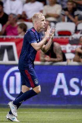 NICE, 26-07-2017, Stadion Allianz Riviera , seizoen 2017 2018 , play off wedstrijd voor de Champions League OGC Nice - Ajax . Ajax speler Donny van de Beek viert zijn doelpunt met het gebaar 34 voor zijn vriend Abdelhak Nouri dat is zijn rugnummer Nice - Ajax  x1656205x