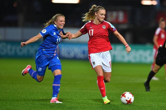 SOCCER - UEFA EURO EM Europameisterschaft Fussball 2017, ISL vs AUT ROTTERDAM,NETHERLANDS,26.JUL.17 - WOMEN SOCCER - UEFA Women s European Championship EM Europameisterschaft 2017, Group C, Iceland vs Austria. Image shows Agla Maria Albertsdottir (ISL) and Sarah Puntigam(AUT). GEPAxpictures xFlorianxErtl