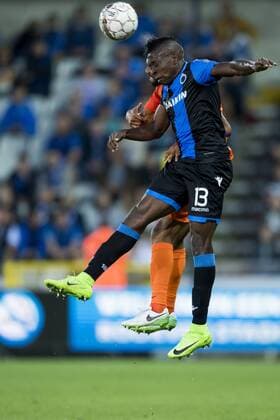 Bilder des Tages - SPORT Basaksehir s Gael Clichy and Club s Helibelton Palacios fight for the ball during a soccer game between Belgian team Club Brugge KSV and Turkish club Istanbul Basaksehir F.K., the first leg of the third qualifying round for the UEFA Champions League competition, Wednesday 26 July 2017 in Brugge. JASPERxJACOBS  x05139404x
