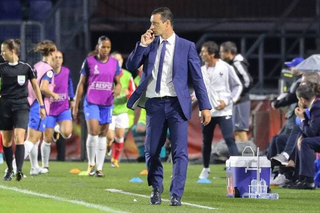 Olivier Echouafni (Trainer, Cheftrainer, Frankreich), am Spielfeldrand, an der Seitenauslinie, Fussball, UEFA Women s EURO 2017, Schweiz - Frankreich, xozx