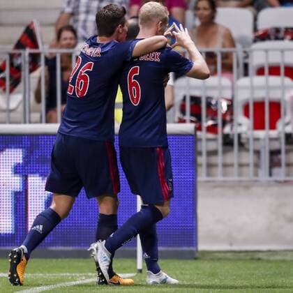 NICE, 26-07-2017, Stadion Allianz Riviera , seizoen 2017 2018 , play off wedstrijd voor de Champions League OGC Nice - Ajax . Ajax speler Donny van de Beek viert zijn doelpunt met een hartje voor zijn vriend Abdelhak Nouri Nice - Ajax  x1656216x