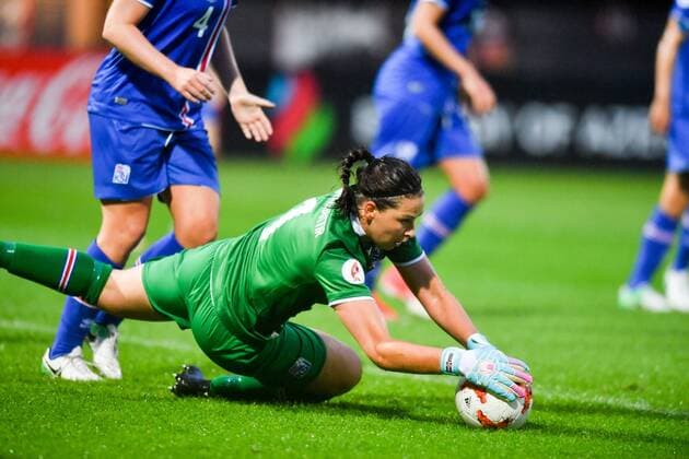 Gudbjoerg Gunnarsdottir (Torwart, Island , Iceland) (01) hält den Ball, Fussball, UEFA Women s EURO 2017, Island - Österreich, xmkx