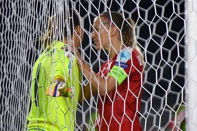 Switzerland v France UEFA Women s Euros 2017 Lara Dickenmann of Switzerland (right) consoles Switzerland goalkeeper GaÃ«lle Thalmann after Thalman concedes a free kick by Camille Abily of France to make it France 1 Switzerland 1 during the UEFA Women s Euros 2017 match at the Rat Verlegh Stadion, Breda Copyright: xKristianxKanex FIL-10443-0047 UK Newspapers OUT