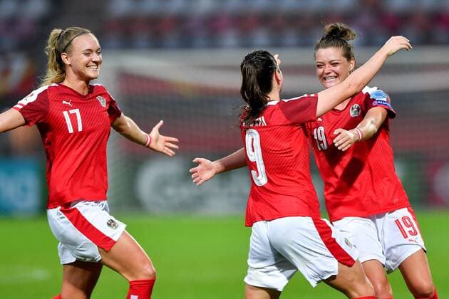SOCCER - UEFA EURO EM Europameisterschaft Fussball 2017, ISL vs AUT ROTTERDAM,NETHERLANDS,26.JUL.17 - WOMEN SOCCER - UEFA Women s European Championship EM Europameisterschaft 2017, Group C, Iceland vs Austria. Image shows the rejoicing of Sarah Puntigam, Sarah Zadrazil and Verena Aschauer (AUT). GEPAxpictures xFlorianxErtl
