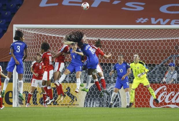 (170727) -- BREDA, July 27, 2017 -- Players compete for a header during the UEFA Women s EURO 2017 soccer tournament Group C match between France and Switzerland in Breda, the Netherlands, July 26, 2017. The match ended with a 1-1 draw. ) (SP)NETHERLANDS-UEFA-WOMEN S EURO-2017-GROUP-FRANCE-SWITZERLAND YexPingfan 
