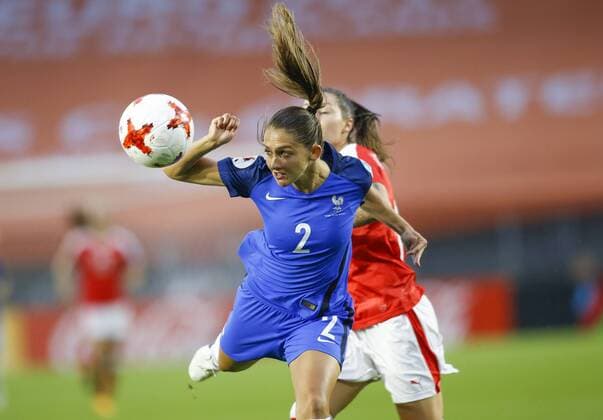 (170727) -- BREDA, July 27, 2017 -- Eve Perisset (front) of France competes for a header during the UEFA Women s EURO 2017 soccer tournament Group C match between France and Switzerland in Breda, the Netherlands, July 26, 2017. The match ended with a 1-1 draw. ) (SP)NETHERLANDS-UEFA-WOMEN S EURO-2017-GROUP-FRANCE-SWITZERLAND YexPingfan 