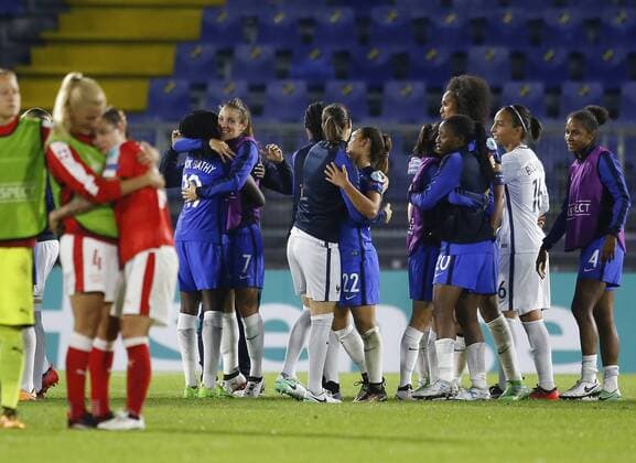 (170727) -- BREDA, July 27, 2017 -- Players of team France celebrate after the UEFA Women s EURO 2017 soccer tournament Group C match between France and Switzerland in Breda, the Netherlands, July 26, 2017. The match ended with a 1-1 draw. ) (SP)NETHERLANDS-UEFA-WOMEN S EURO-2017-GROUP-FRANCE-SWITZERLAND YexPingfan 