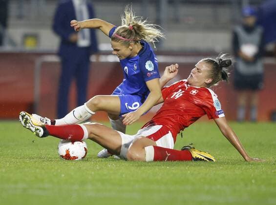 (170727) -- BREDA, July 27, 2017 -- Eugenie Le Sommer (L) of France vies with Rahel Kiwic of Switherland during the UEFA Women s EURO 2017 soccer tournament Group C match between France and Switzerland in Breda, the Netherlands, July 26, 2017. The match ended with a 1-1 draw. ) (SP)NETHERLANDS-UEFA-WOMEN S EURO-2017-GROUP-FRANCE-SWITZERLAND YexPingfan 
