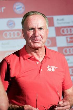 (170727) -- SINGAPORE, July 27, 2017 -- Karl-Heinz Rummenigge, executive board chairman of FC Bayern Munich, attends a press conference PK Pressekonferenz in Singapore on July 27, 2017. ) (SP)SINGAPORE-BAYERN MUNICH-PRESS CONFERENCE ThenxChihxWey 