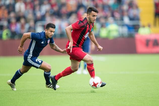 170727 Östersunds Brwa Nouri mot Fola Esch Mehdi Kirch under fotbollsmatchen i kvalet till Europa League mellan Östersund och FC Fola Esch den 27 juli 2017 i Östersund.  Copyright: TOBIASxNYKÄNEN BB170727TN009