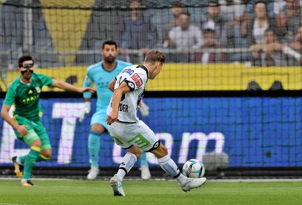 SOCCER - EL quali, Sturm vs Fenerbahce GRAZ,AUSTRIA,27.JUL.17 - SOCCER - UEFA Europa League qualification, SK Sturm Graz vs Fenerbahce Istanbul. Image shows Hasan Ali Kaldirim (Fenerbahce) and Stefan Hierlaender (Sturm). keywords: goal. GEPAxpictures xHansxOberlaender