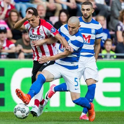 EINDHOVEN - PSV - Osijek , Voetbal , Seizoen 2017 2018 , voetbal , Derde kwalificatie ronde Europa League , Philips stadion , 27-07-2017 , PSV verdediger Santiago Arias (l) in duel met Osijek speler Eros Grezda (r) en Osijek speler Benedik Mioc (m) PSV - Osijek  x1656639x